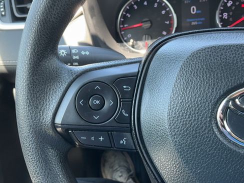 Used 2022 Toyota RAV4 LE FWD image 11
