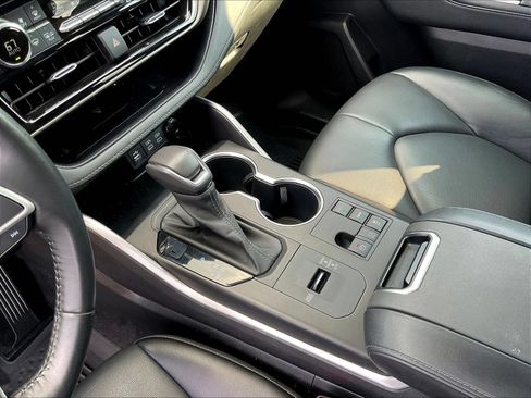 Used 2023 Toyota Highlander XLE FWD image 23