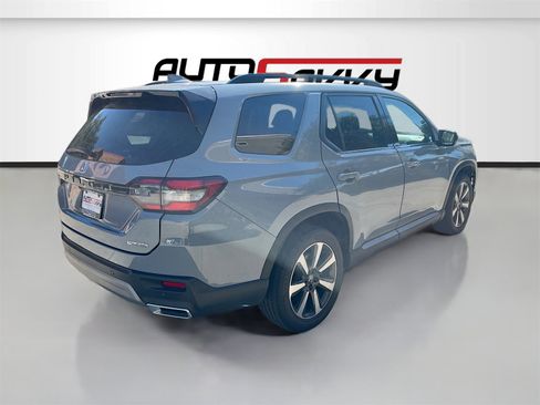 Used 2024 Honda Pilot Touring image 7