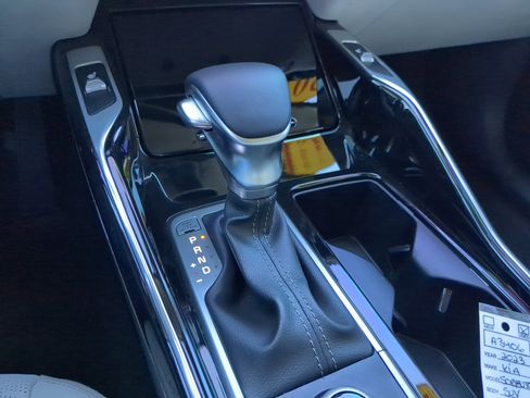 Used 2023 Kia Sorento SX image 31