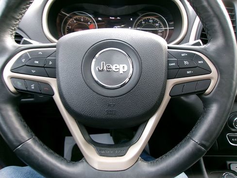 Used 2018 Jeep Cherokee Limited image 17