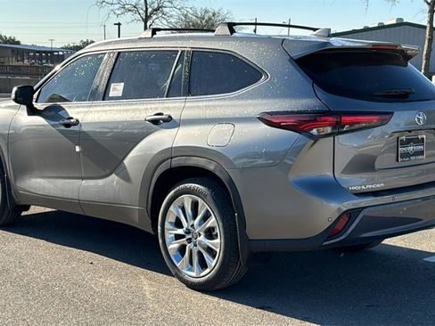 New 2026 Toyota Highlander Limited image 6