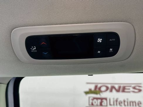 Used 2023 Chrysler Pacifica Touring-L FWD image 27