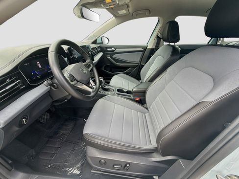Used 2025 Volkswagen Jetta SE FWD image 18
