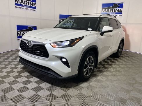 Used 2021 Toyota Highlander XLE AWD/4WD image 14