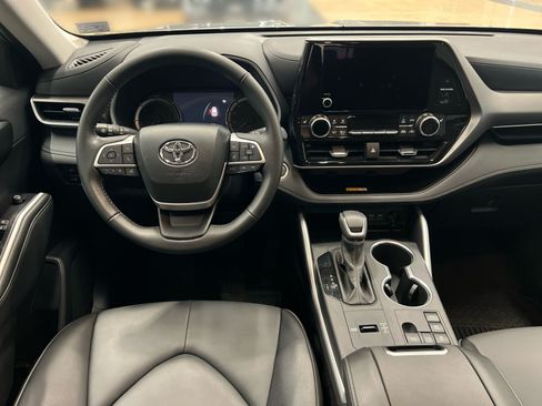 Used 2025 Toyota Highlander XLE AWD/4WD image 19
