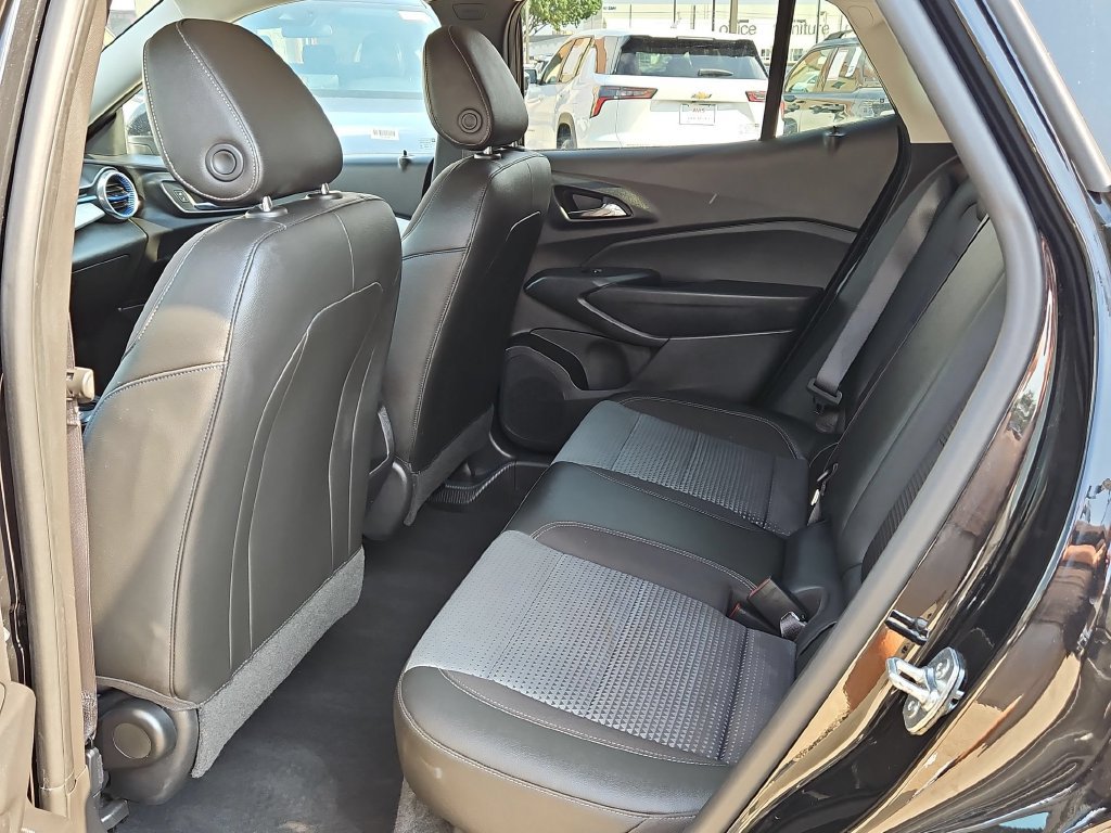 Used 2025 Chevrolet Trax LT w/ LT Convenience Package FWD image 28