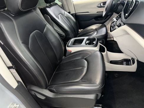 Used 2023 Chrysler Pacifica Touring-L FWD image 30