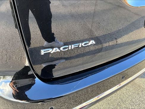 Used 2024 Chrysler Pacifica Limited image 8