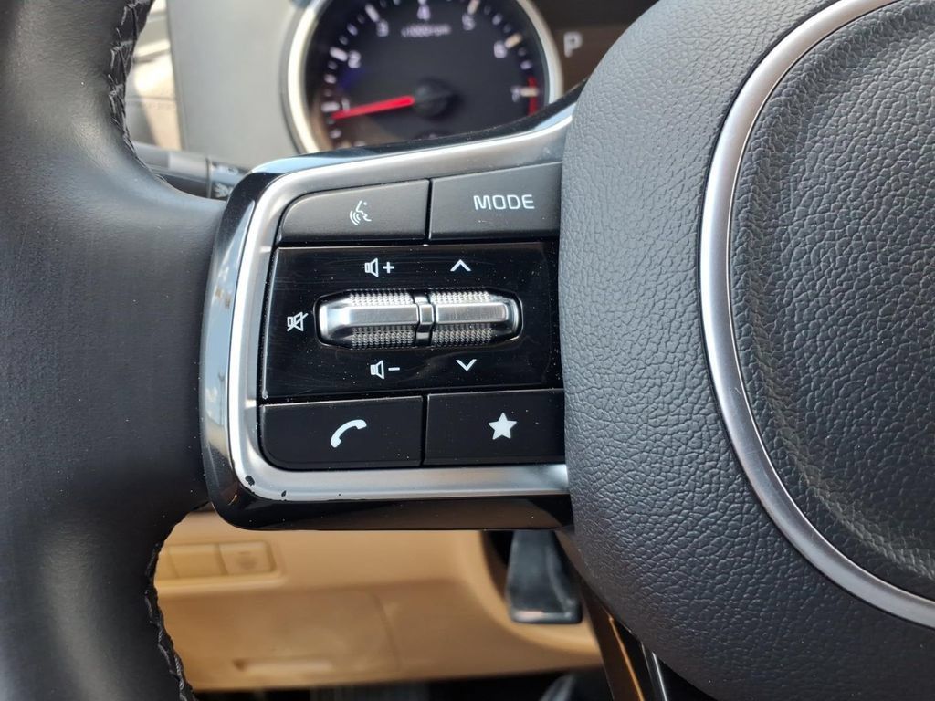 Used 2023 Kia Carnival LX FWD image 33
