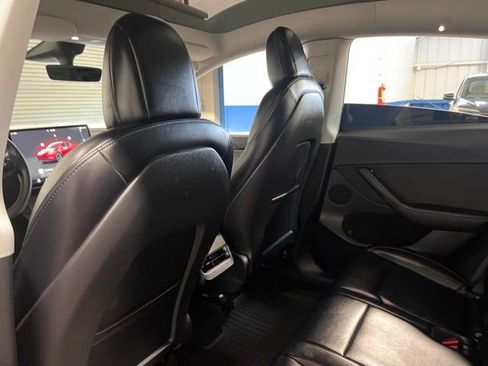 Used 2022 Tesla Model Y Long Range image 18