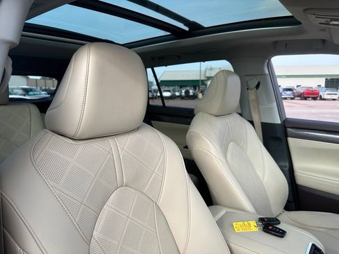 Used 2021 Toyota Highlander Platinum AWD/4WD image 32