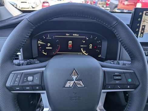 New 2025 Mitsubishi Outlander SE image 31