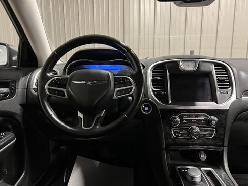 Used 2019 Chrysler 300 Limited w/ Safetytec Plus Group image 32
