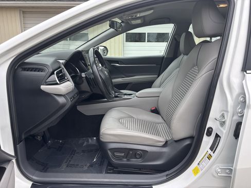 Used 2023 Toyota Camry SE FWD image 12