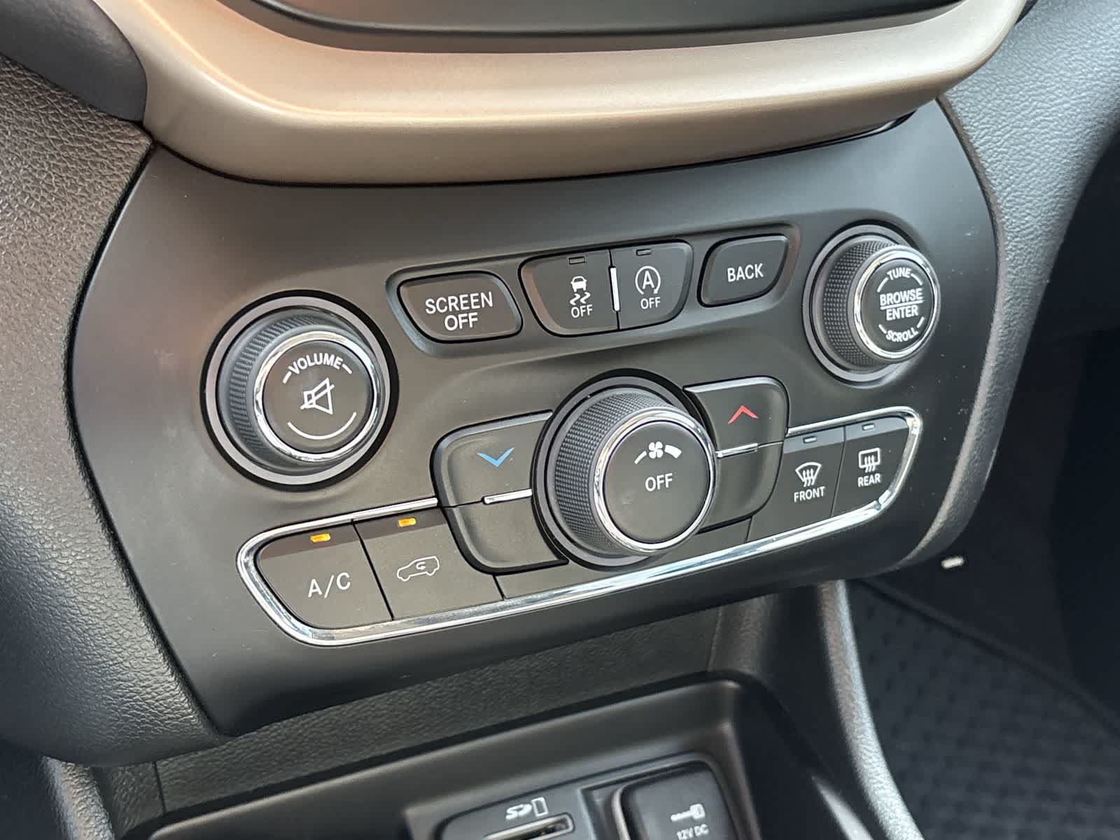 Used 2018 Jeep Cherokee Latitude w/ Altitude Package AWD/4WD image 21