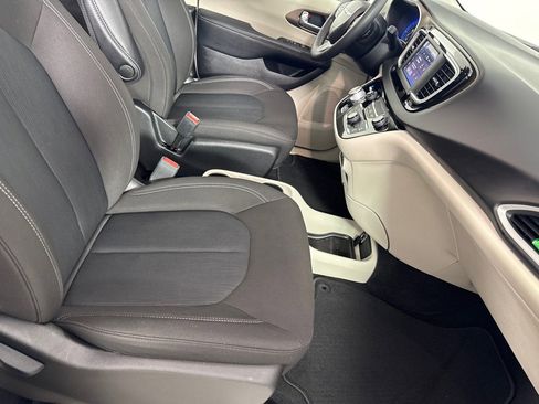 Used 2022 Chrysler Voyager LX image 27