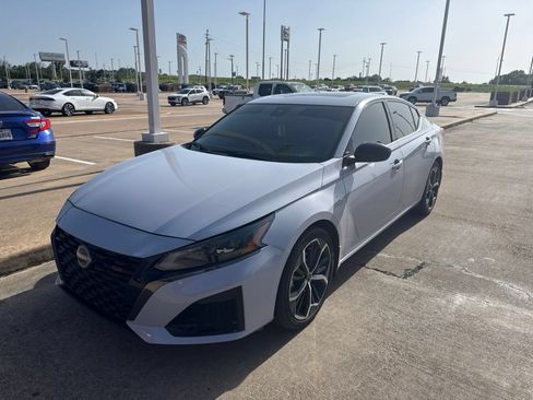 Used 2024 Nissan Altima 2.5 SR w/ SR Premium Package FWD image 2