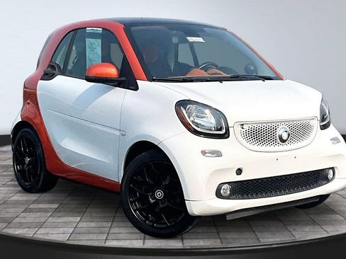 Used 2016 smart fortwo passion RWD image 10