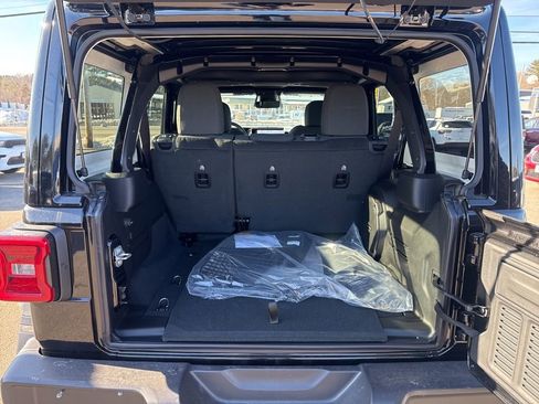 New 2026 Jeep Wrangler Unlimited Rubicon w/ Technology Group image 25