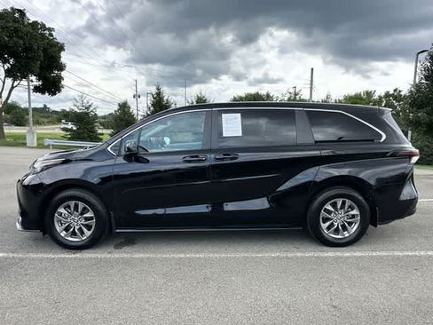 Used 2023 Toyota Sienna LE AWD/4WD image 2