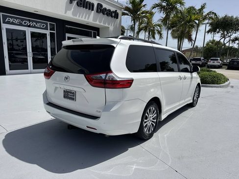 Used 2020 Toyota Sienna XLE w/ XLE Navigation Package FWD image 3
