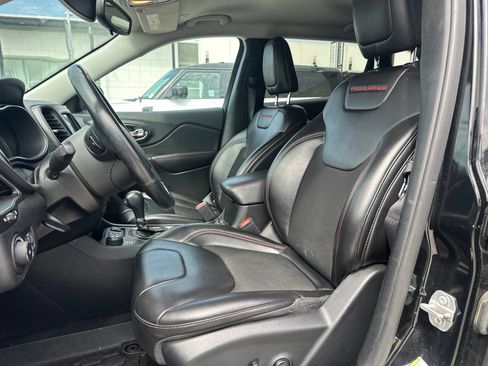 Used 2019 Jeep Cherokee Trailhawk w/ Cold Weather Group AWD/4WD image 22