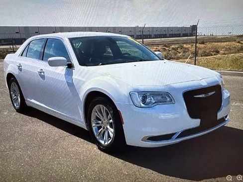 Used 2018 Chrysler 300 Touring L RWD image 4