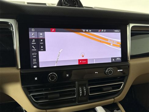 Certified 2025 Porsche Macan image 27