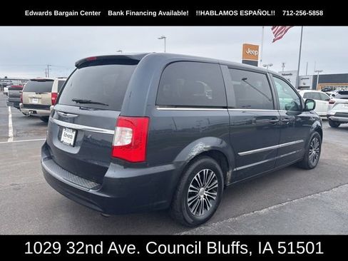 Used 2014 Chrysler Town & Country S image 8