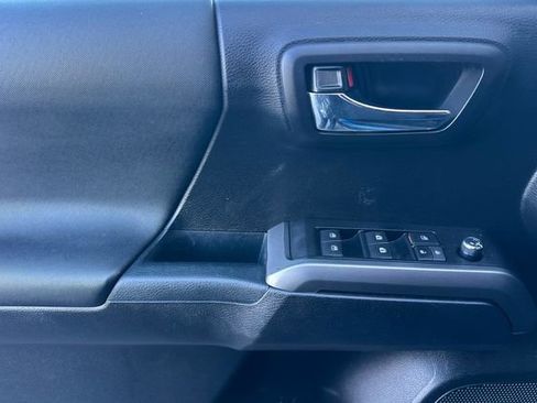 Certified 2017 Toyota Tacoma TRD Off-Road image 14