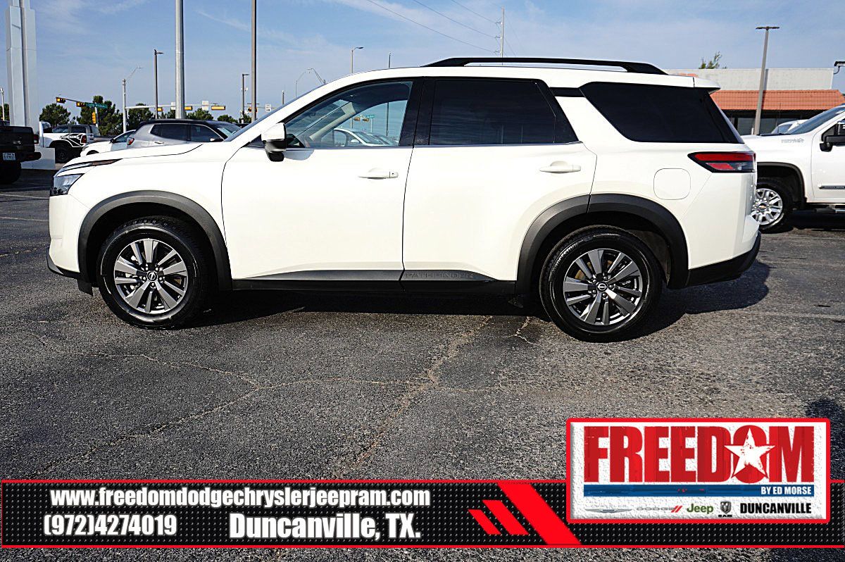 Used 2024 Nissan Pathfinder SV FWD image 2