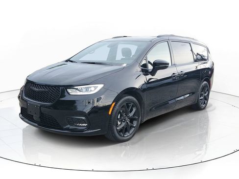 Used 2026 Chrysler Pacifica Limited w/ S Appearance Package FWD image 2