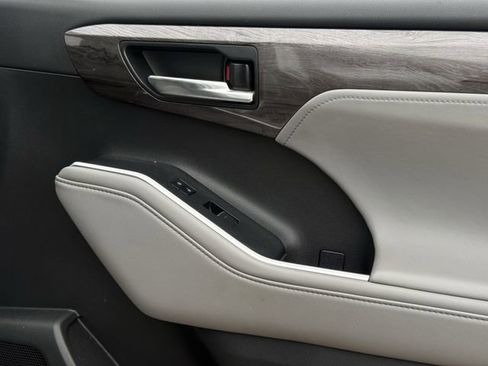 Used 2022 Toyota Highlander Limited FWD image 31