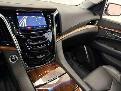 Used 2015 Cadillac Escalade Luxury AWD/4WD image 33