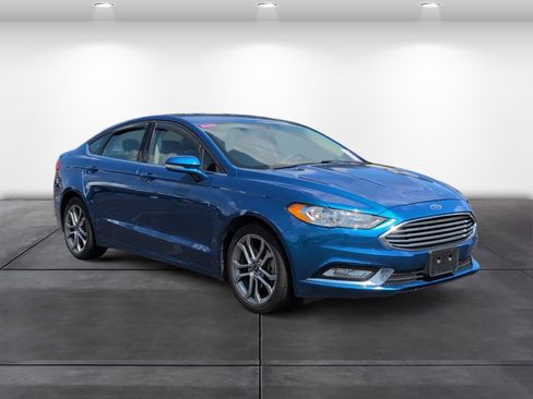 Used 2017 Ford Fusion SE w/ Equipment Group 201A FWD image 2