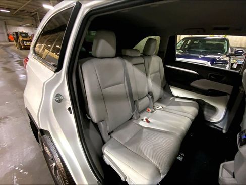Used 2018 Toyota Highlander LE w/ Carpet Mat Package (TMS) image 38