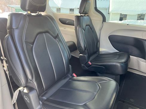 Used 2024 Chrysler Pacifica Touring-L image 36