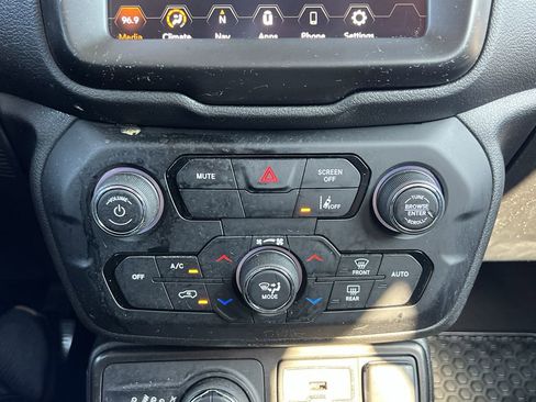 Used 2023 Jeep Renegade Trailhawk image 25