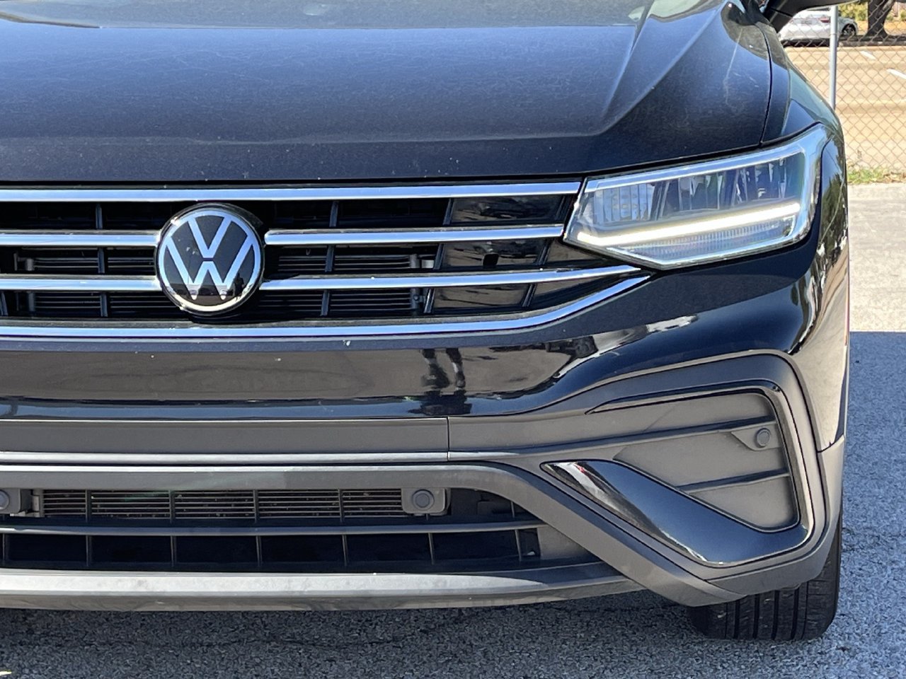 Used 2024 Volkswagen Tiguan SE w/ Panoramic Sunroof Package FWD image 8