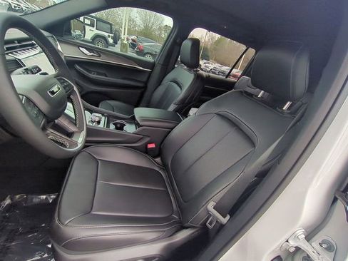 New 2025 Jeep Grand Cherokee L Limited w/ Luxury Tech Group II AWD/4WD image 23