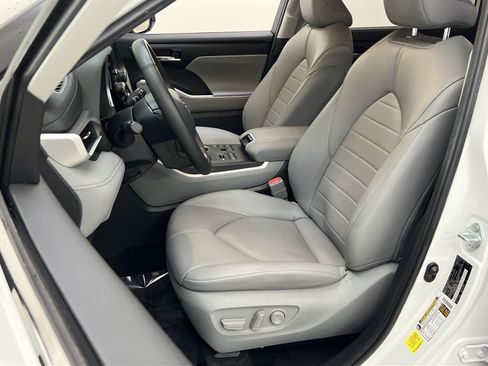 Used 2024 Toyota Highlander XLE AWD/4WD image 12