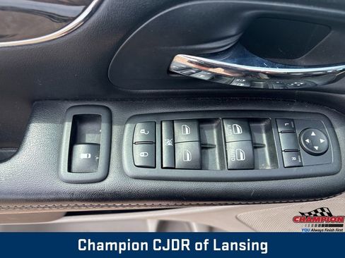 Used 2014 Chrysler Town & Country Touring FWD image 15
