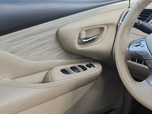 Used 2018 Nissan Murano SV image 12