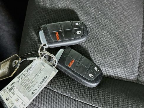 Used 2021 Jeep Grand Cherokee Laredo AWD/4WD image 31
