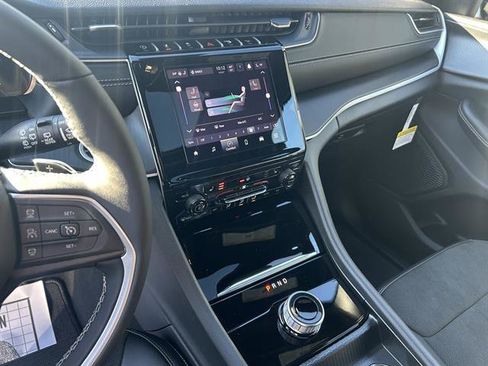 New 2025 Jeep Grand Cherokee Altitude image 18