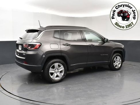 Used 2022 Jeep Compass Latitude w/ Convenience Group AWD/4WD image 3