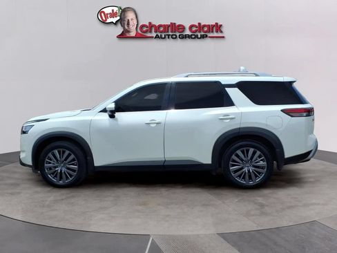 Used 2024 Nissan Pathfinder SL w/ SL Premium Package FWD image 2