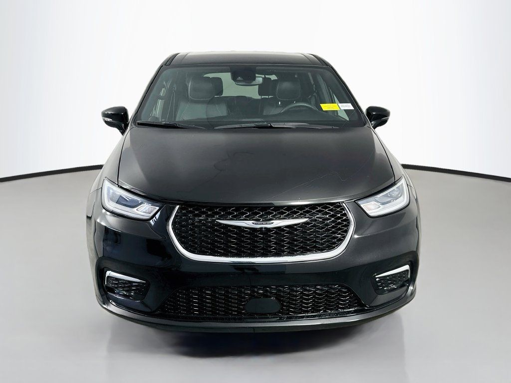 Used 2025 Chrysler Pacifica Select FWD image 2