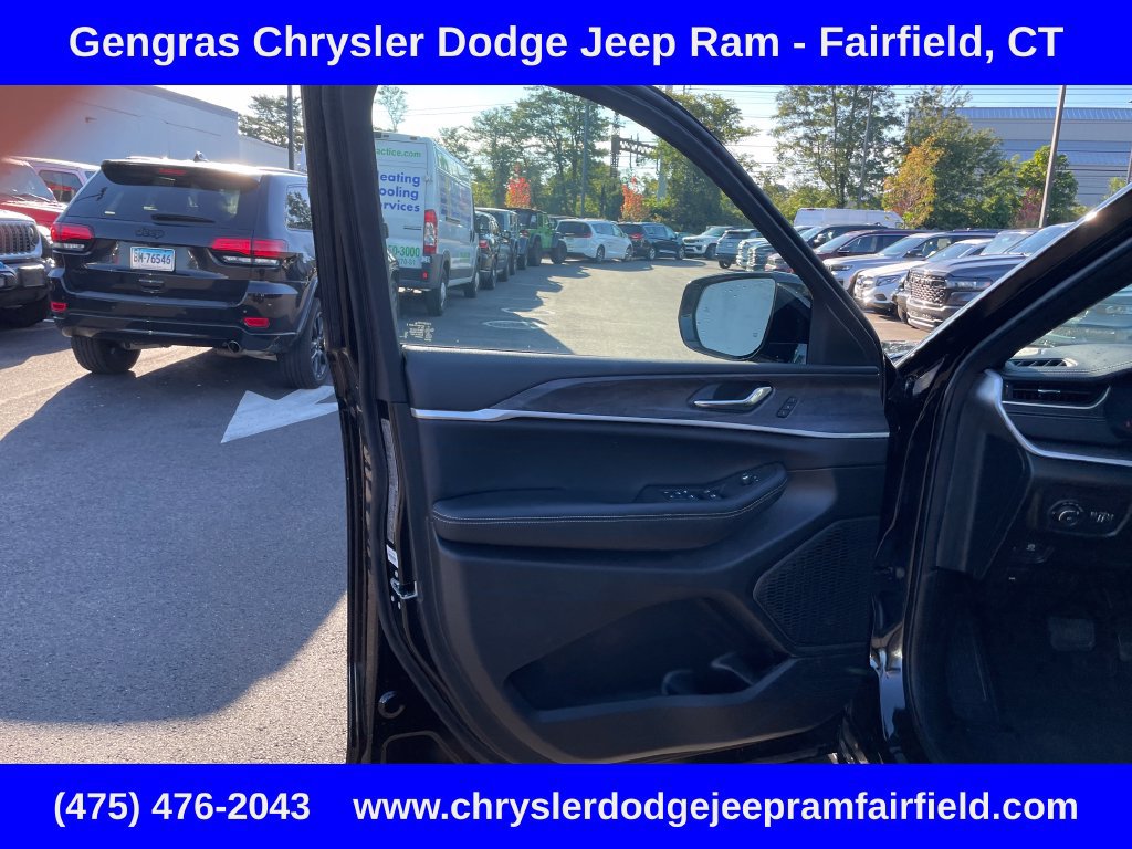 Used 2025 Jeep Grand Cherokee Limited AWD/4WD image 45